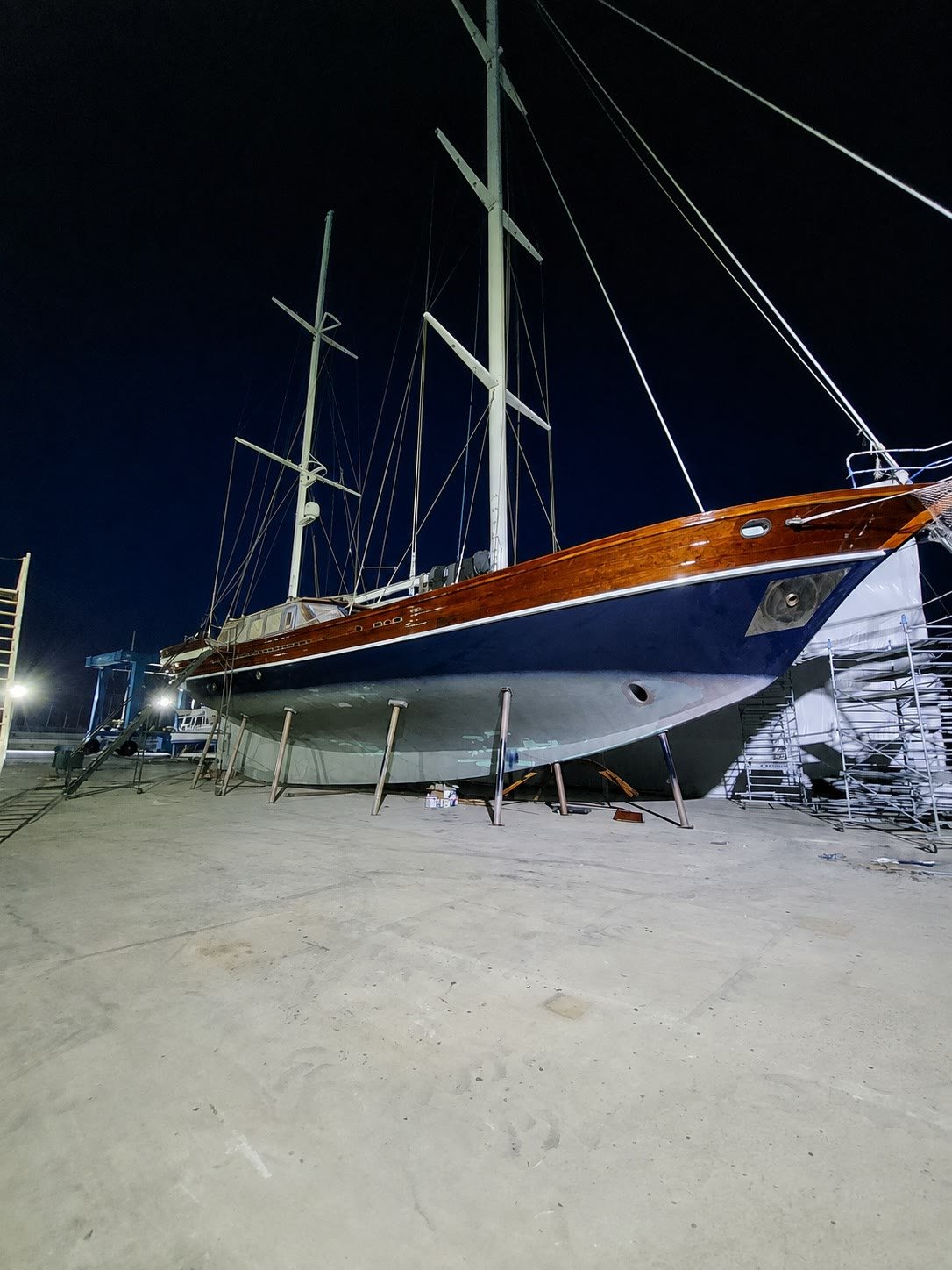 Gece, yeni boyanmış lacivert gövdeli gulet