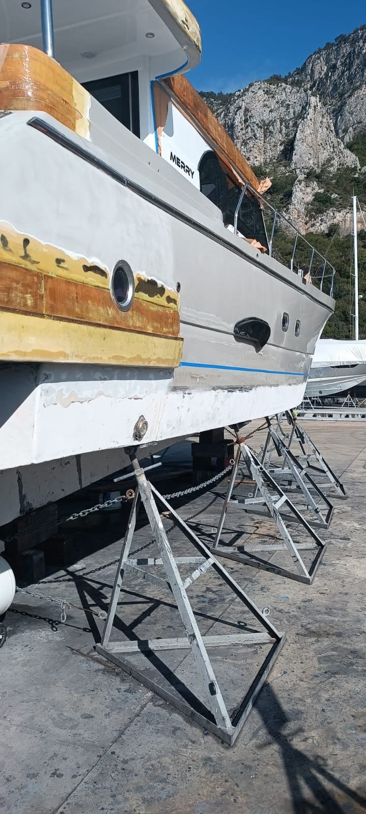 Sehpada klasik motoryat, boya hazırlığı