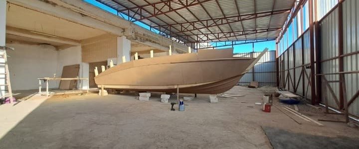 Atölyede ahşap tekne modeli, yandan görünüm